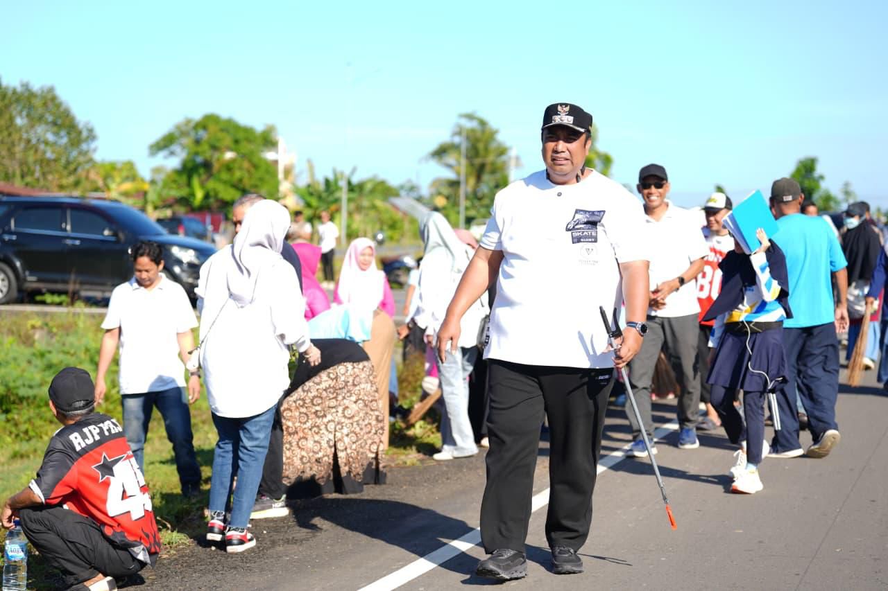 Bupati Maros, Chaidir Syam, Pimpin Aksi Bersih Bersih di Jalan Baru Mamminasata