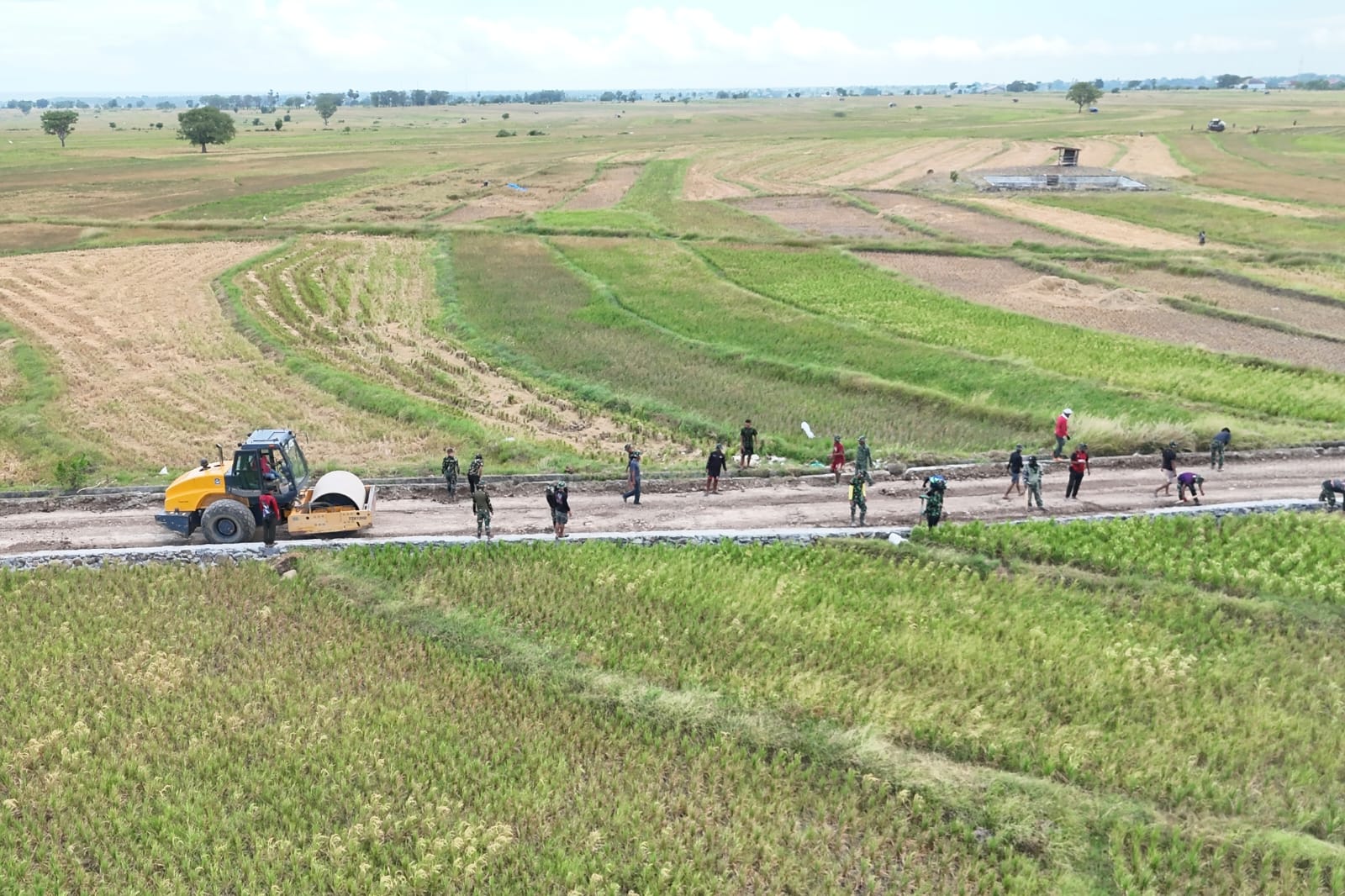 TNI dan Warga ‘Bakar Semangat’ di TMMD ke-128 Kodim Jeneponto, Akses Jalan Tani Dikebut