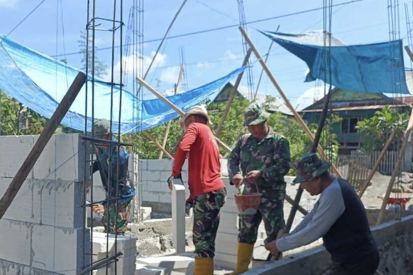 Sinergi di Bawah Terik Matahari, TNI–Polri dan Warga Pacu Pembangunan RTLH TMMD ke-128 Kodim Jeneponto