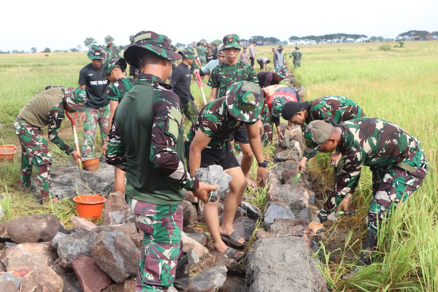 Tingkatkan Infrastruktur Desa, Satgas TMMD ke-128 Kodim Jeneponto Pacu Pembangunan Talud