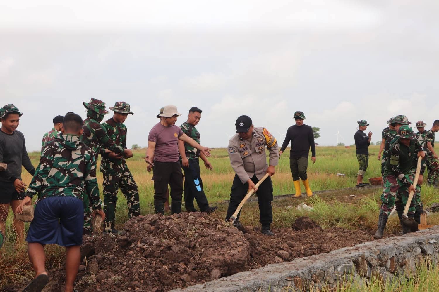 Gotong Royong Tanpa Batas, Satgas TMMD ke-128 Kodim Jeneponto Wujudkan Harapan di Tengah Pembangunan Desa