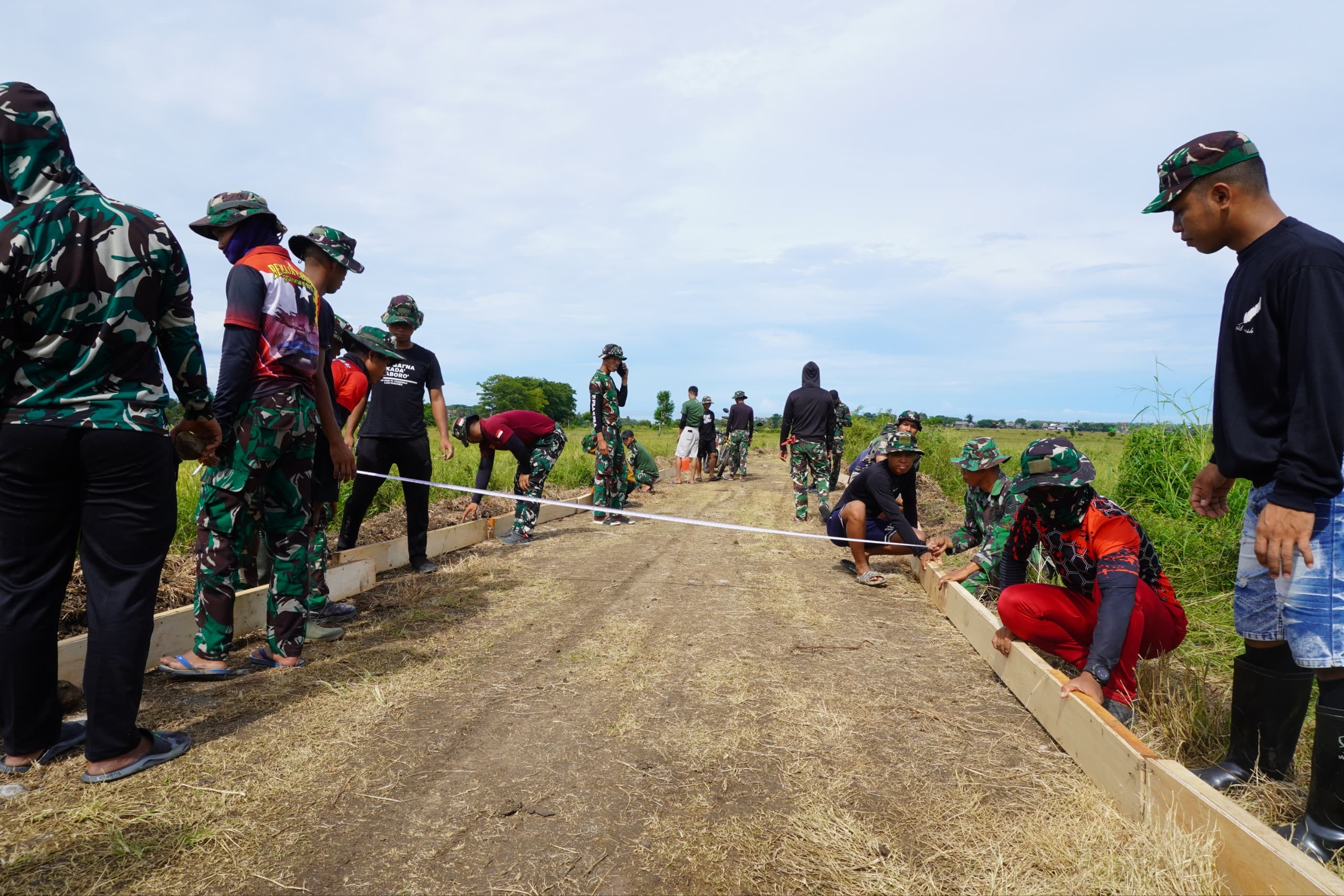 Satgas TMMD ke-128 Kodim Jeneponto Matangkan Pemasangan Mal, Jalan Desa Siap Masuk Tahap Cor