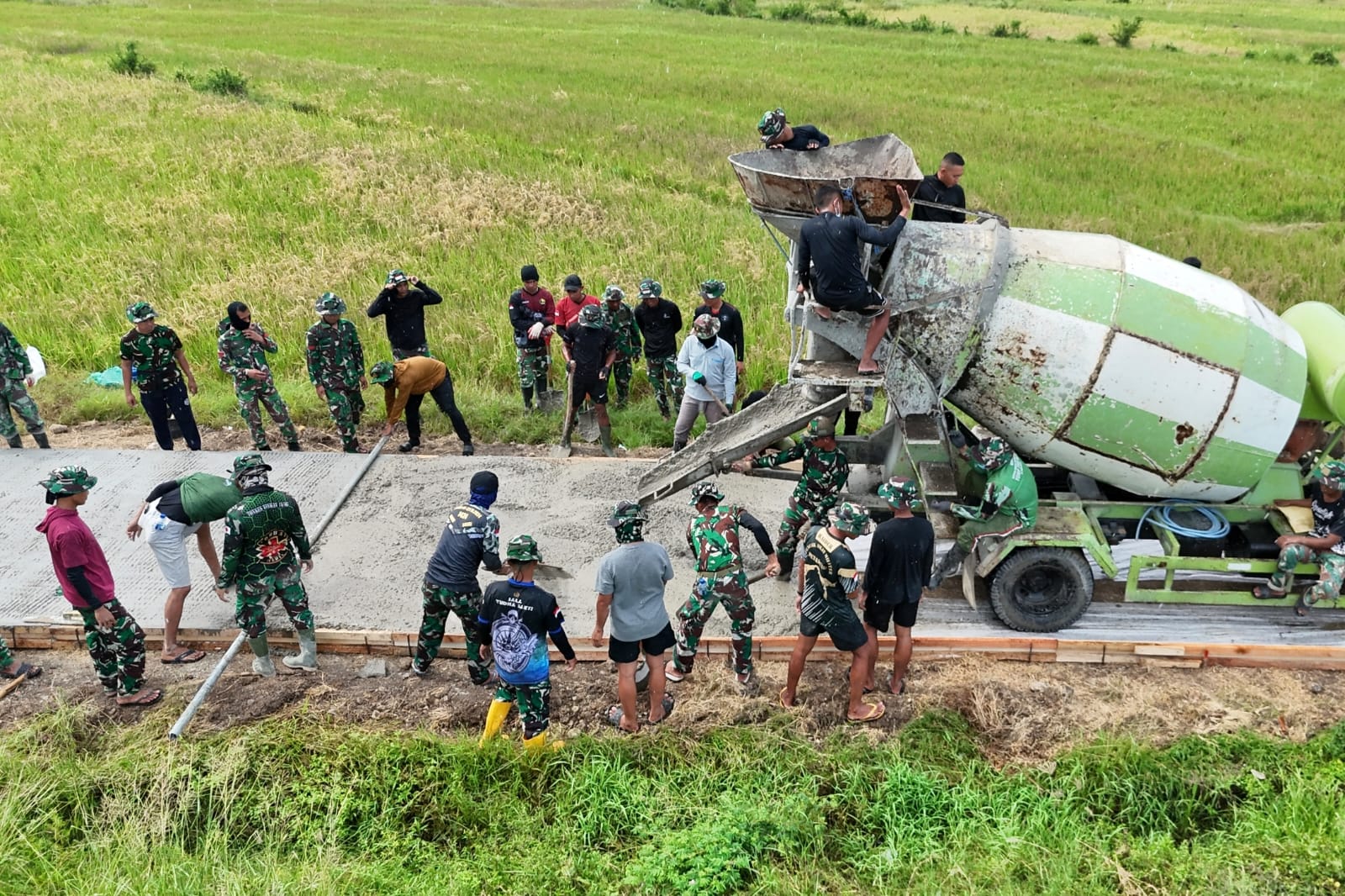 Satgas TMMD ke-128 KodimJeneponto Mulai Pengecoran Jalan, Warga Sambut Masa Depan Baru