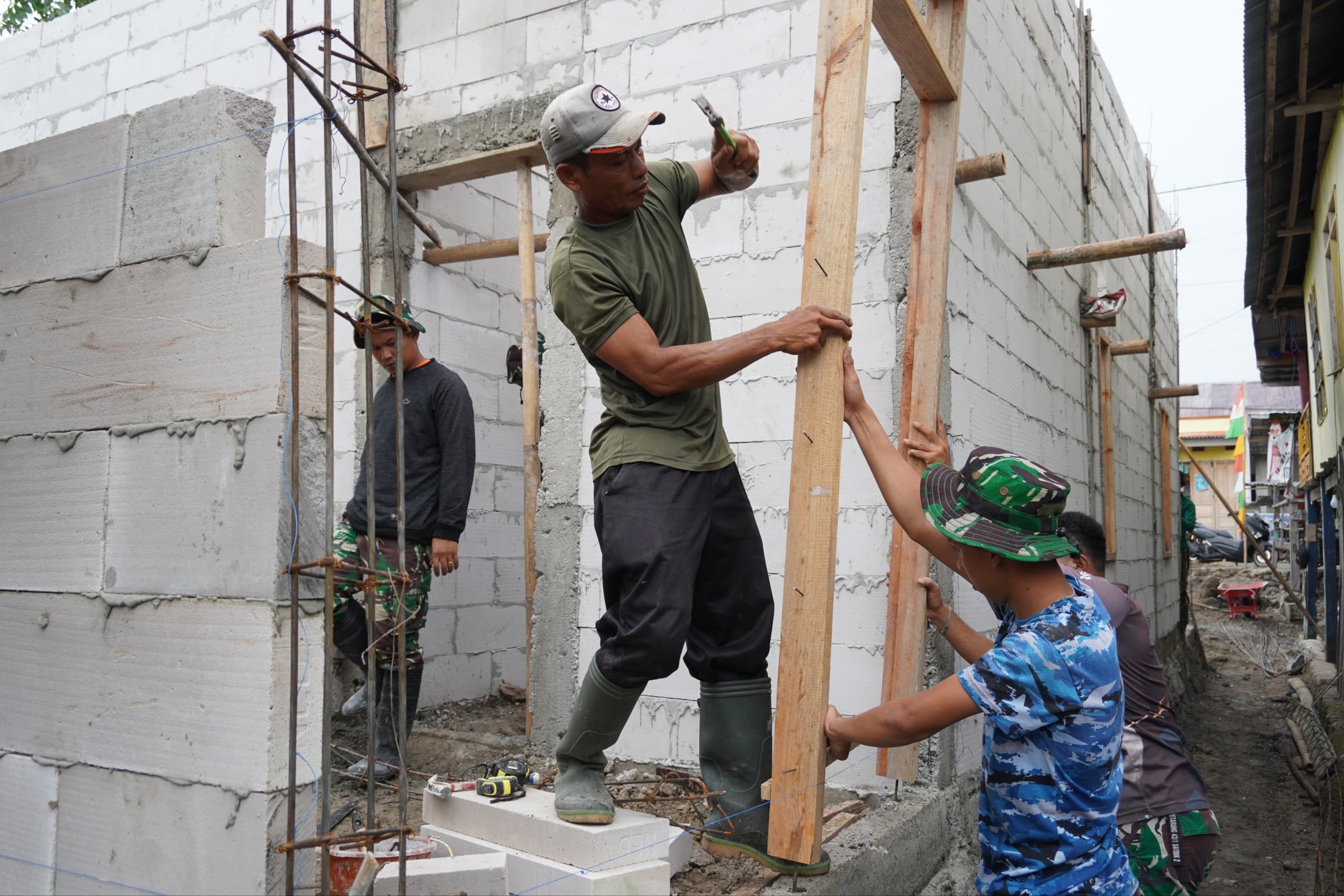 Progres 45%, Sentuhan Kebersamaan Satgas TMMD ke-128 Kodim Jeneponto Mulai Bentuk Rumah Harapan