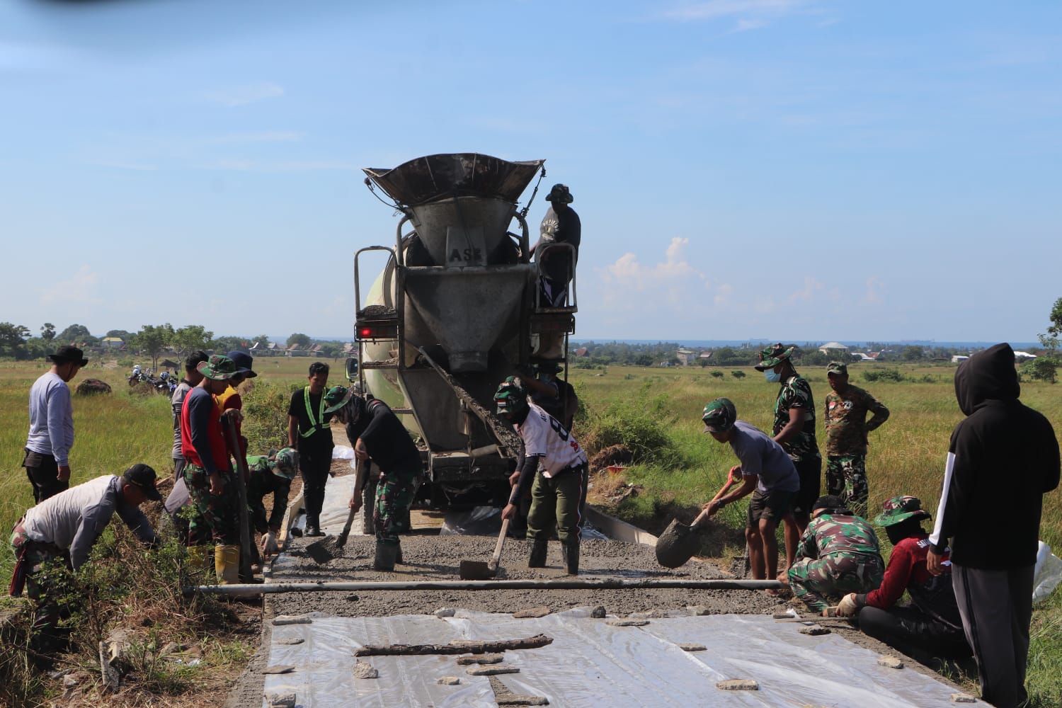 Tak Surut di Medan Pengabdian, Satgas TMMD ke-128 Kodim 1425/Jeneponto Terus Kebut Pengecoran Jalan Rabat Beton, Akses Warga Kian Terbuka