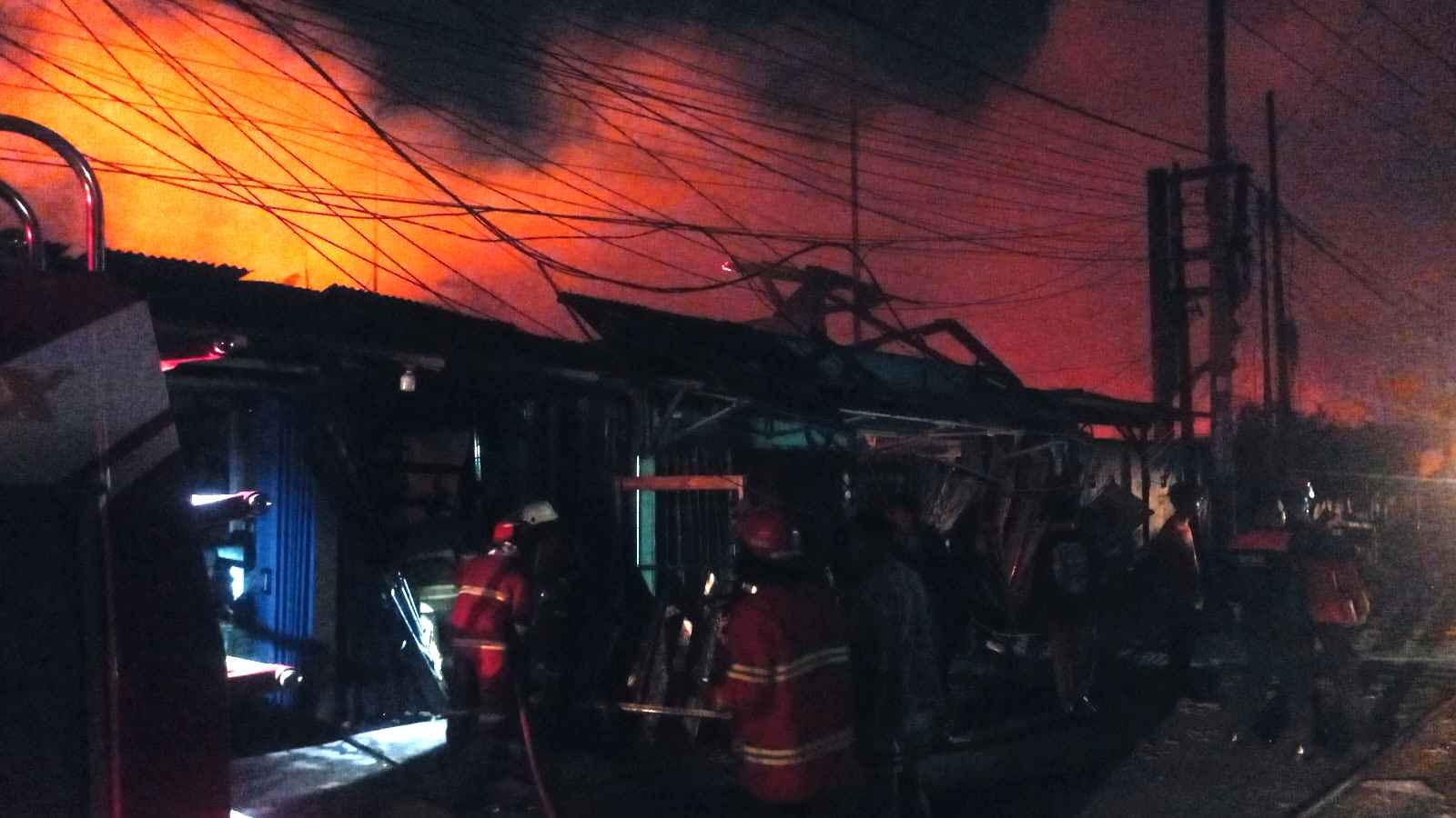Cegah Kebakaran di SPBE Cimuming Meluas, Damkar Dobrak Ruko dan Rumah Warga