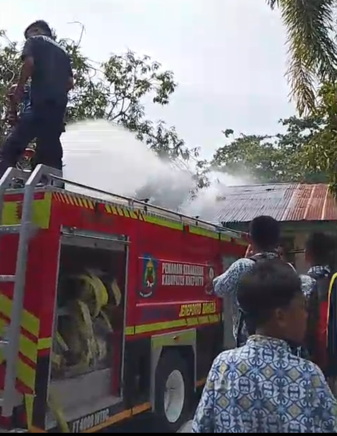 Breaking News : Kebakaran Landa Gedung MTsN 1 Jeneponto, Tim Damkar Berupaya Padamkan Api
