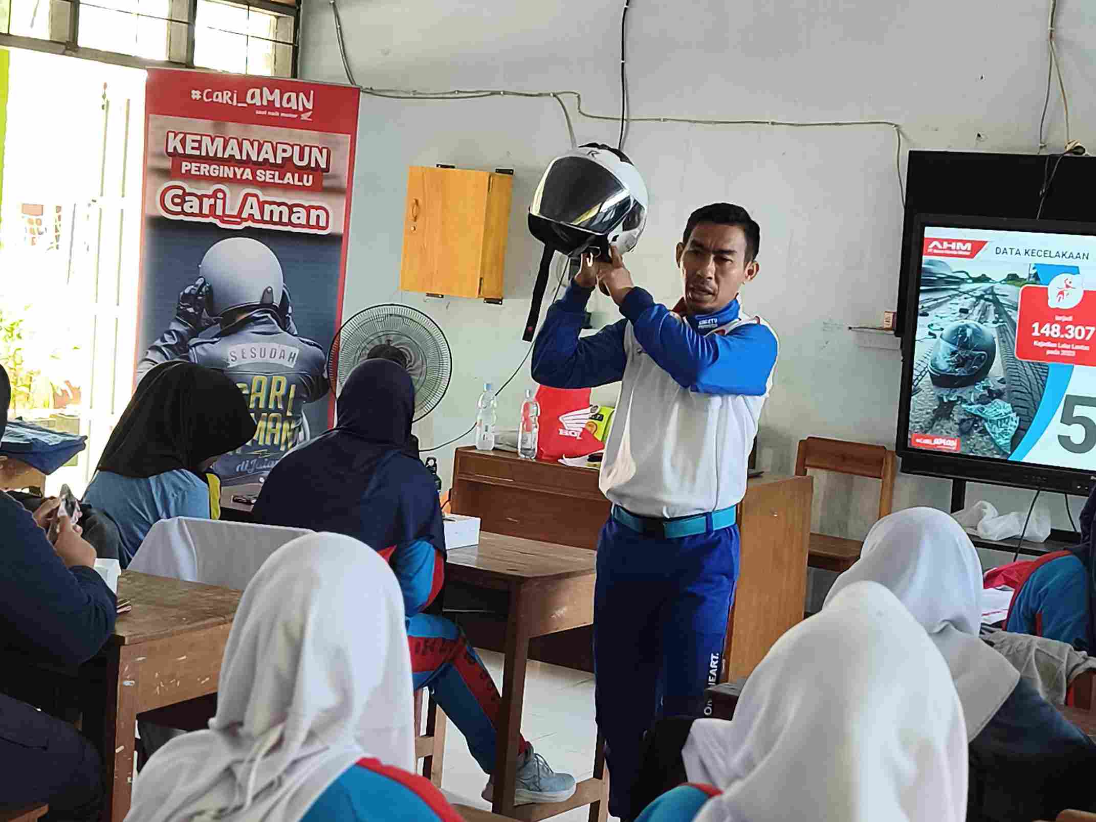 Edukasi Safety Riding di SMAN 8 Gowa, Asmo Sulsel Ajak Siswa Disiplin Berkendara