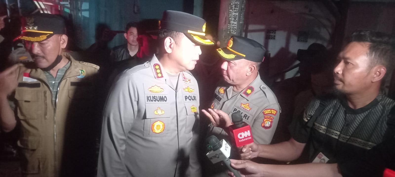 Kapolres Kota Bekasi, Kombes Pol Kusumo Wahyu Bintoro Saat Meninjau Lokasi Kebakaran SPBE Cimuming, Kelurahan Mustika Jaya, Kota Bekasi