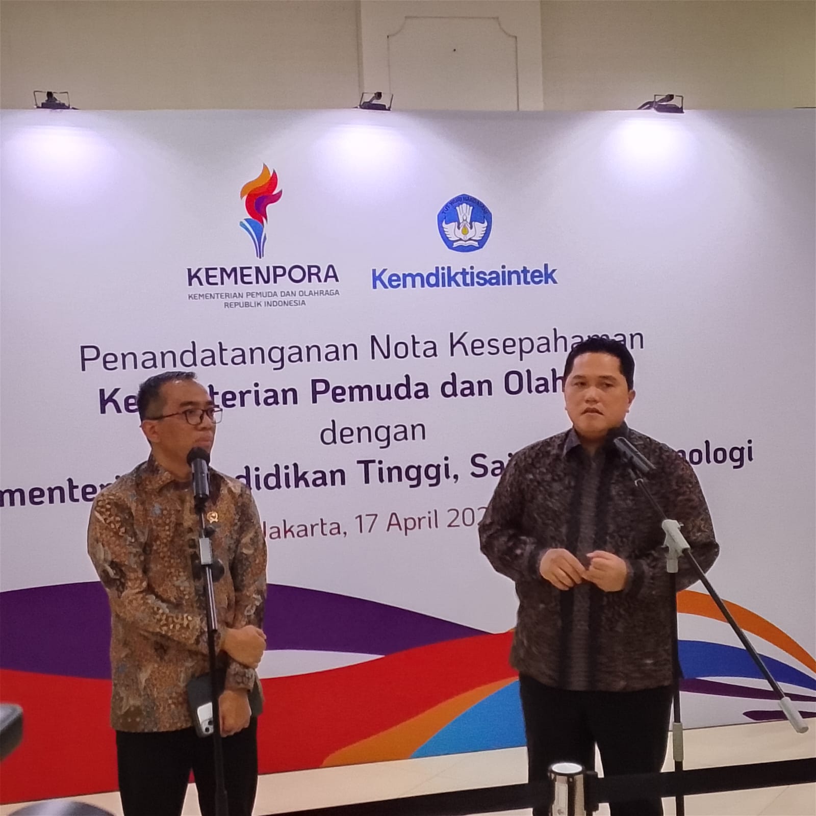 Menteri Pemuda dan Olahraga Erick Thohir dan Menteri Pendidikan Tinggi, Sains, dan Teknologi, Brian Yuliarto Saat Penandatanganan Nota Kesepahaman Perkuat Pengembangan Olahraga Perguruan Tinggi