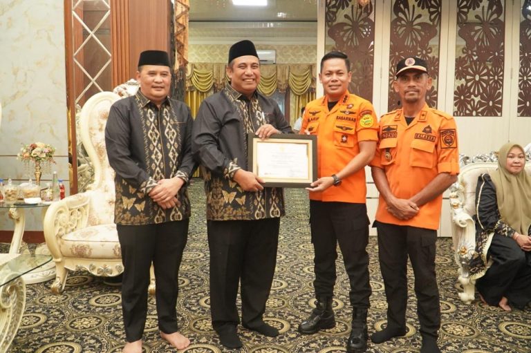 Pemkab Maros Terima Penghargaan Basarnas atas Dukungan Operasi SAR