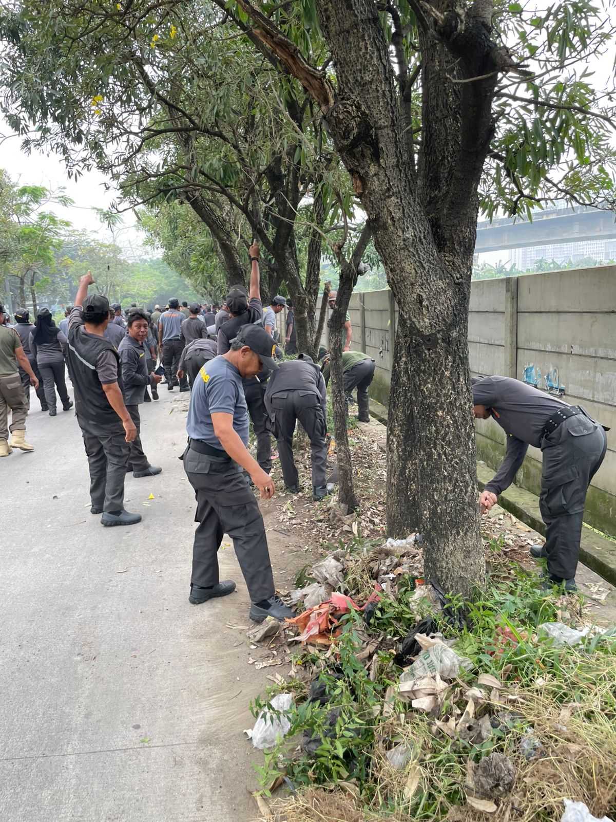 Satpol PP Bekasi Gelar Aksi Gotong Royong K3 Massal di Medan Satria