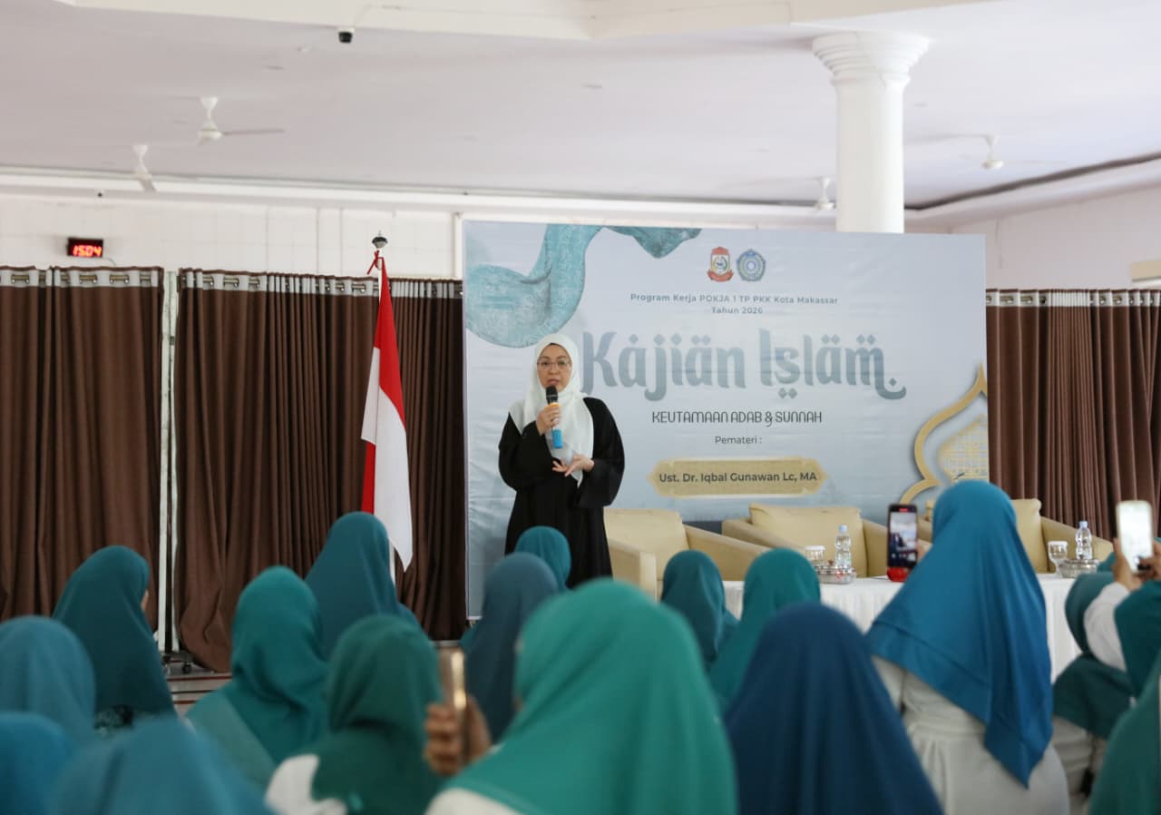 Ketua TP PKK Kota Makassar, Melinda Aksa Saat Kegiatan Kajian Islam yang Digelar di Masjid Agung 45 Makassar