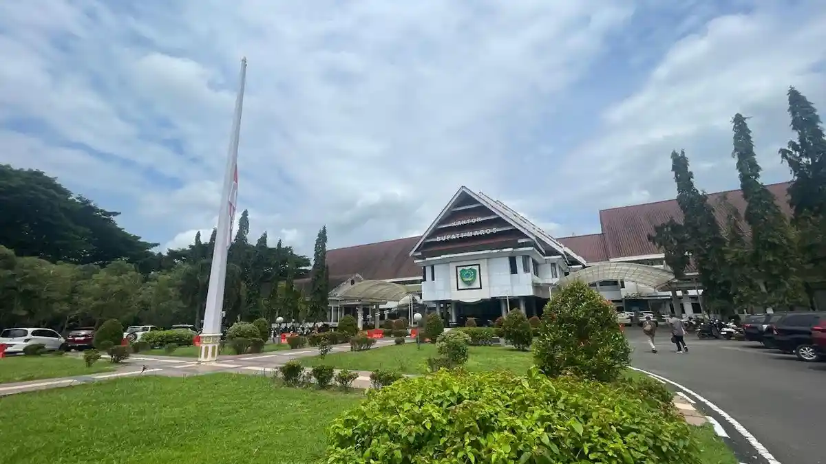Try Sutrisno Wafat, Pemkab Maros Kibarkan Bendera Setengah Tiang
