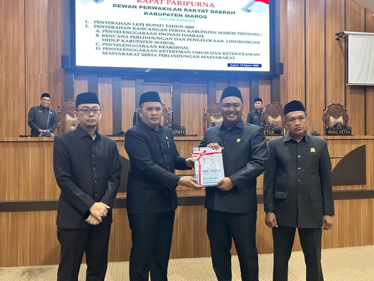 Wakil Bupati Maros Muetazim Mansyur Serahkan Dokumen Ranperda Kepada Ketua DPRD Maros Muh Gemilang Pagessa