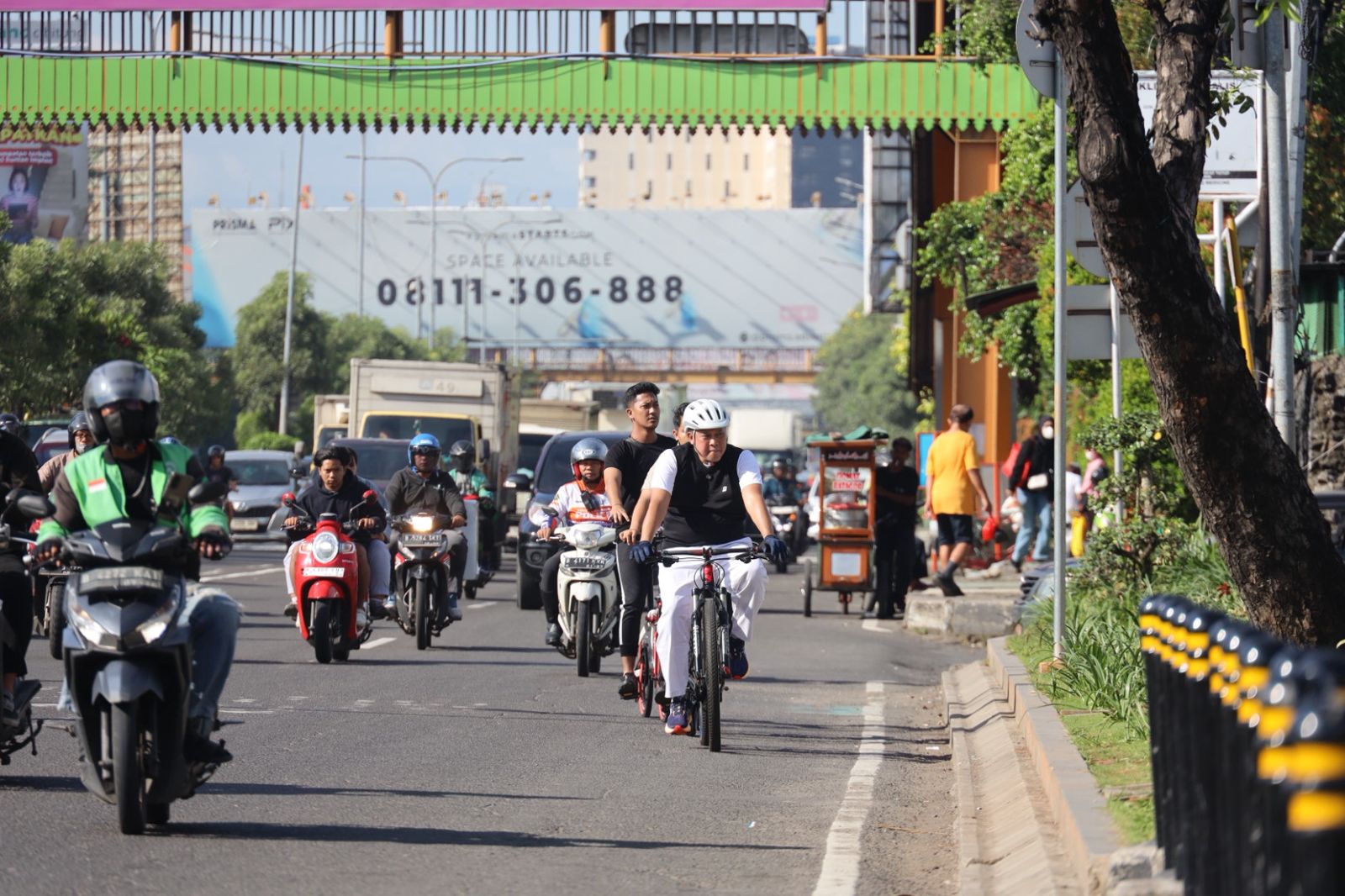 Wali Kota Bekasi Gowes ke Kantor, Pantau WFH dan Dorong Efisiensi Energi