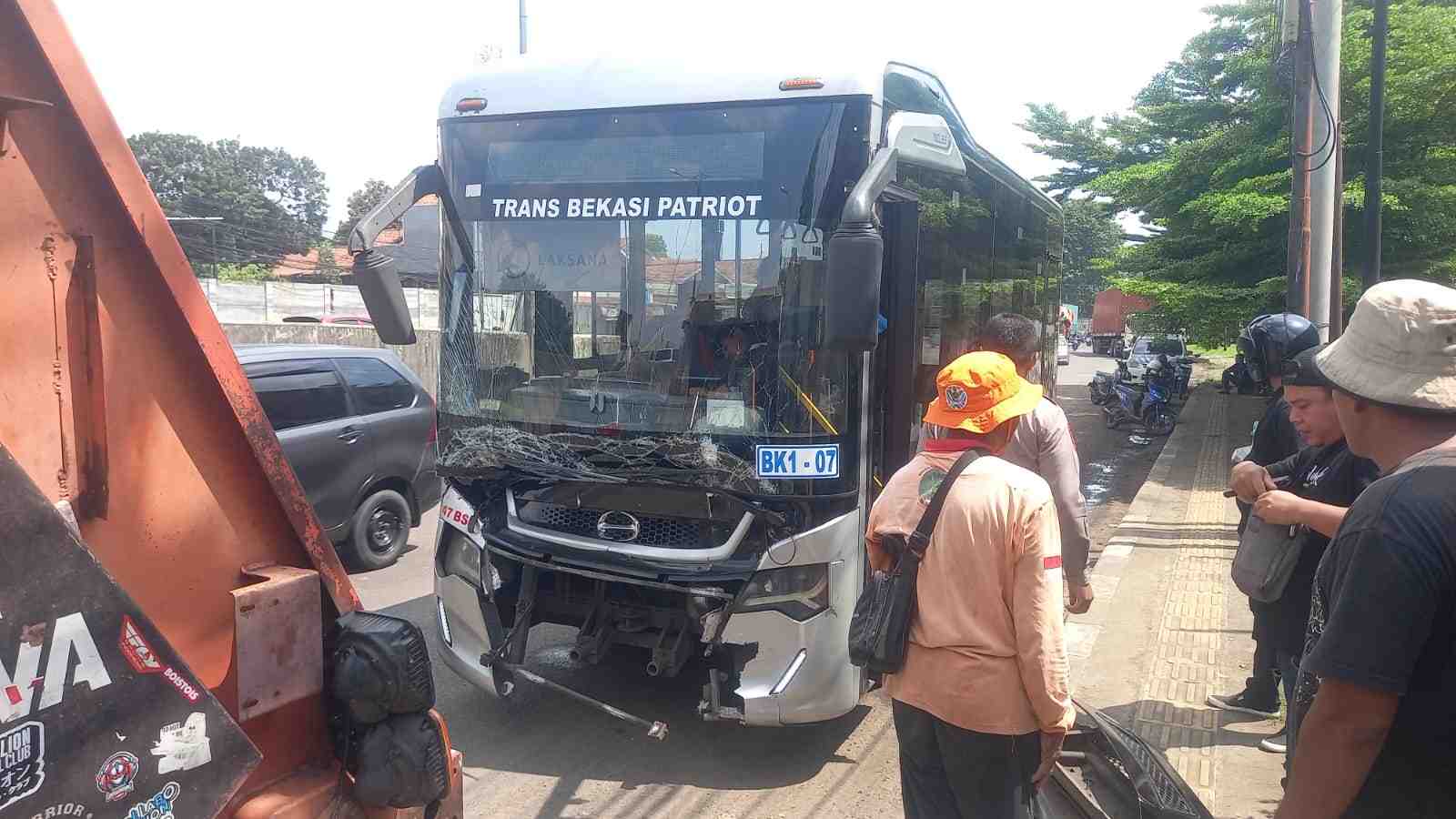 Kecelakaan Beruntun di Cipendawa, Rem Mendadak Picu Tabrakan Berantai