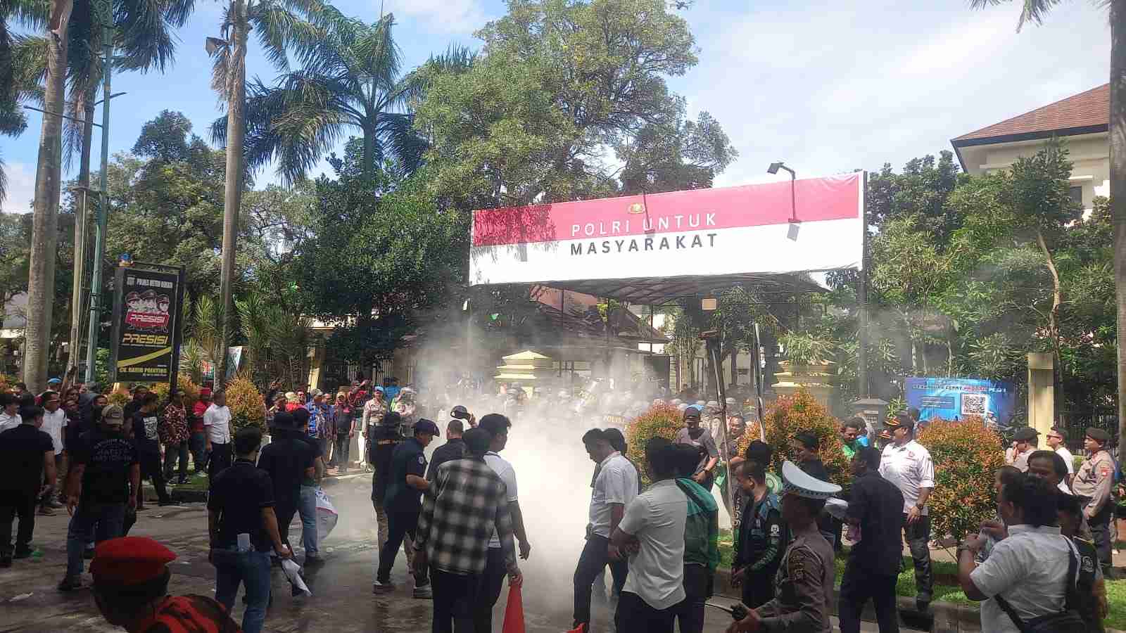 Polres Metro Bekasi Gelar Simulasi SisPamMaKo dan SisPamKota, Libatkan Ojol hingga Ormas
