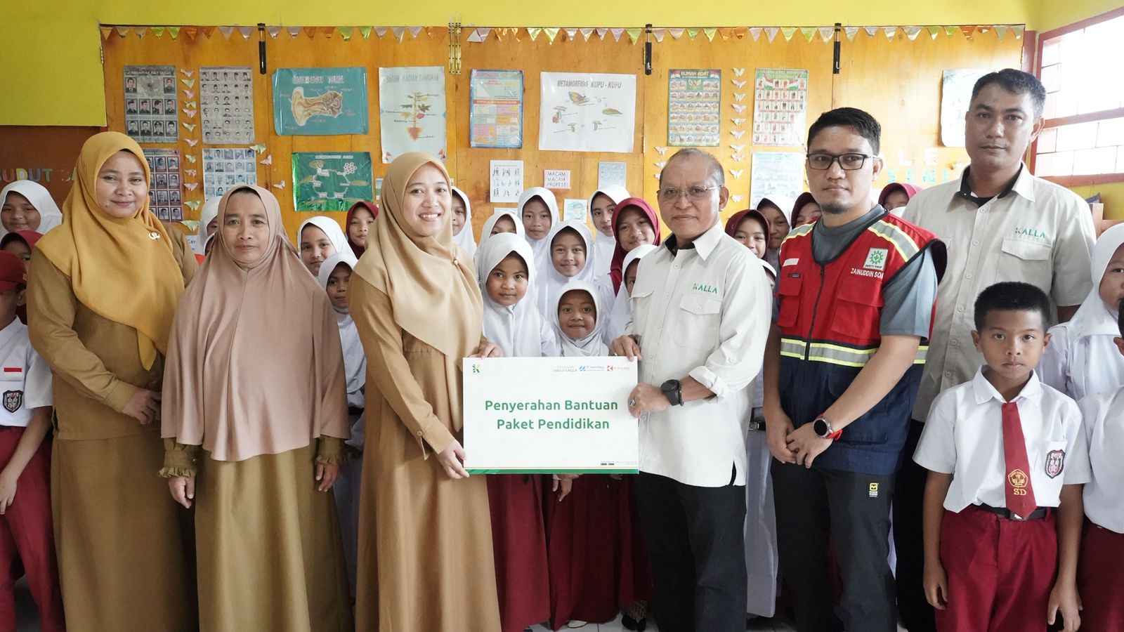 Bumi Karsa dan LAZ Hadji Kalla Salurkan 207 Paket Pendidikan di Tombolo Pao