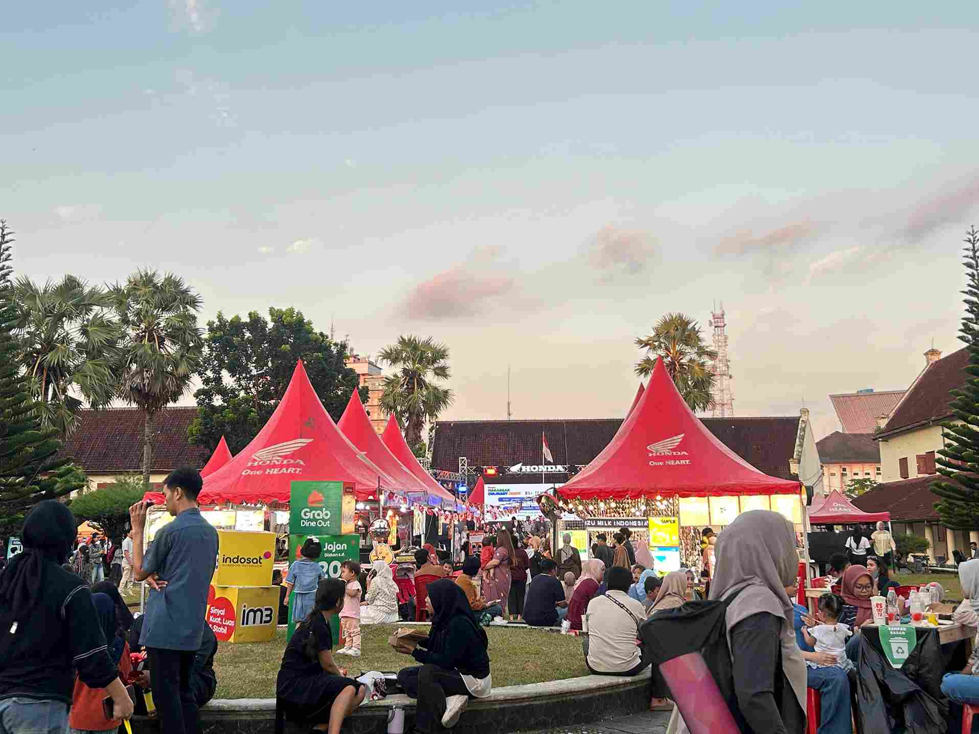 Honda Makassar Culinary Night 2026 Meriah, 85 Tenant Kuliner Ramaikan Benteng Rotterdam