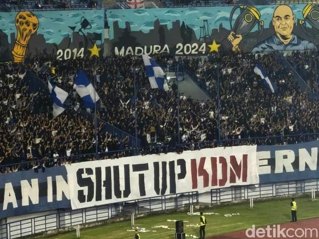 Spanduk “Shut Up KDM” Muncul di Laga Persib, Ini Respons Gubernur Dedi Mulyadi