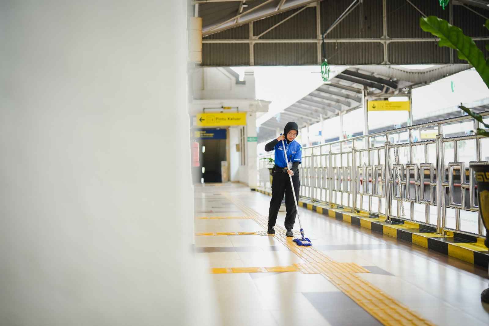 Pasca Insiden KA, Cleaning KAI Services Pulihkan Peron Bekasi Timur