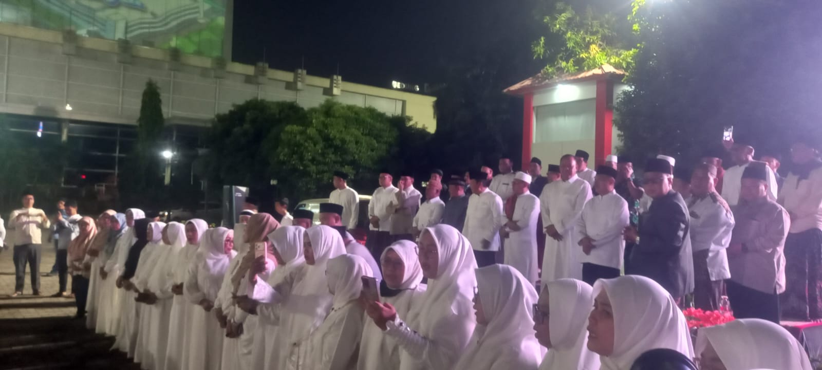 50 ASN Pemkot Bekasi Berangkat Haji, Tri Adhianto Sampaikan Pesan Penting