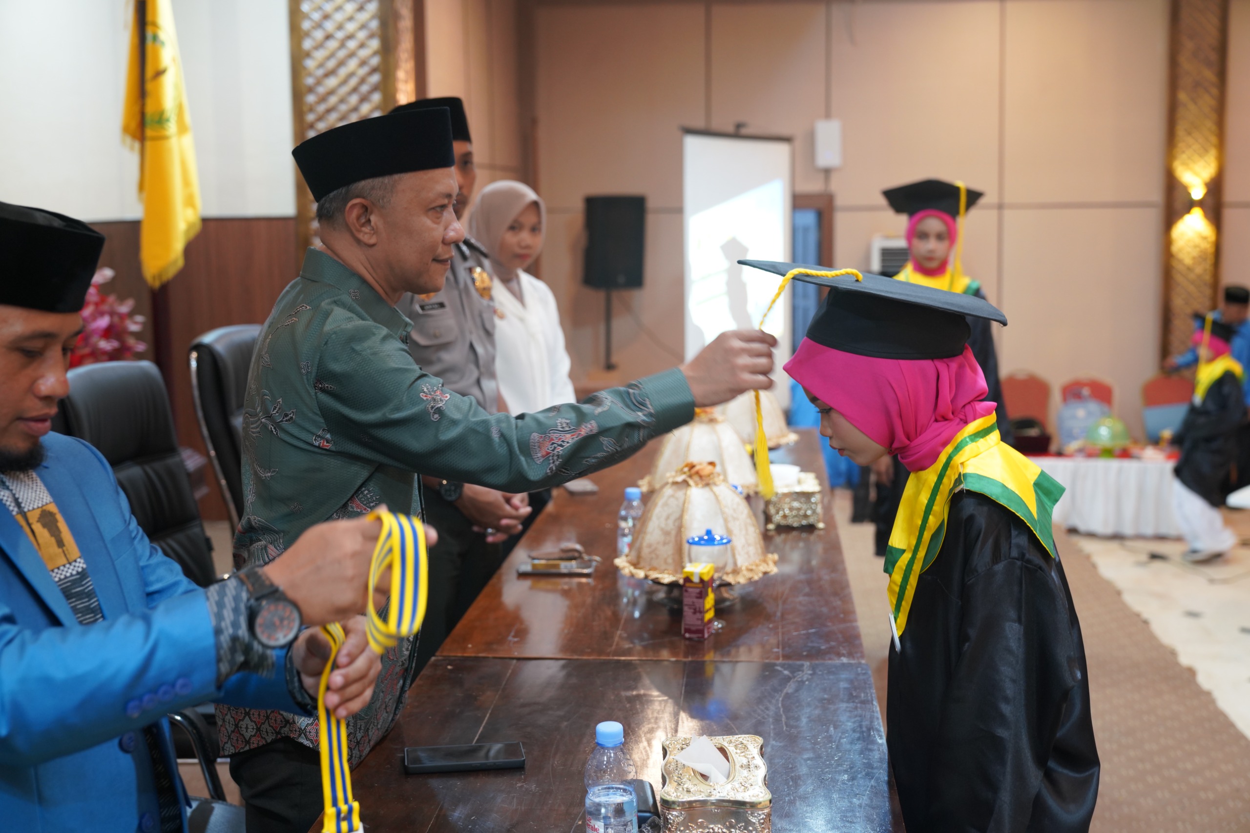 Bupati Selayar, Natsir Ali Saat Menghadiri Wisuda Santri BKPRMI 2026 Angkatan XIII