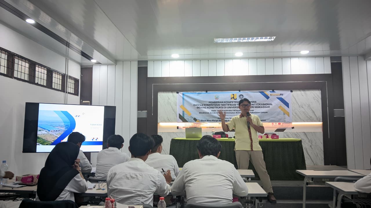 Dr. Ir. Anas Arfandi, M.Pd., IPM Saat Membawakan Materi Sistem Manajemen Keselamatan Konstruksi (SMKK). Saat Membawakan Materi Mengenai Sistem Manajemen Keselamatan Konstruksi (SMKK) Dr. Ir. Anas Arfandi, M.Pd., IPM Saat Membawakan Materi Sistem Manajemen Keselamatan Konstruksi (SMKK).