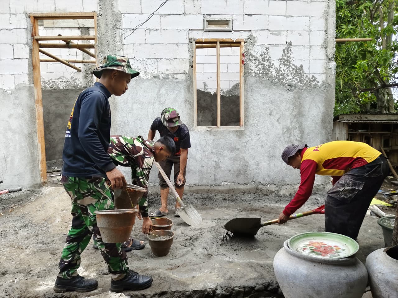 Ketika Semen dan Senyum Bersatu: RTLH TMMD ke-128 Kodim Jeneponto Masuk Tahap Plesteran