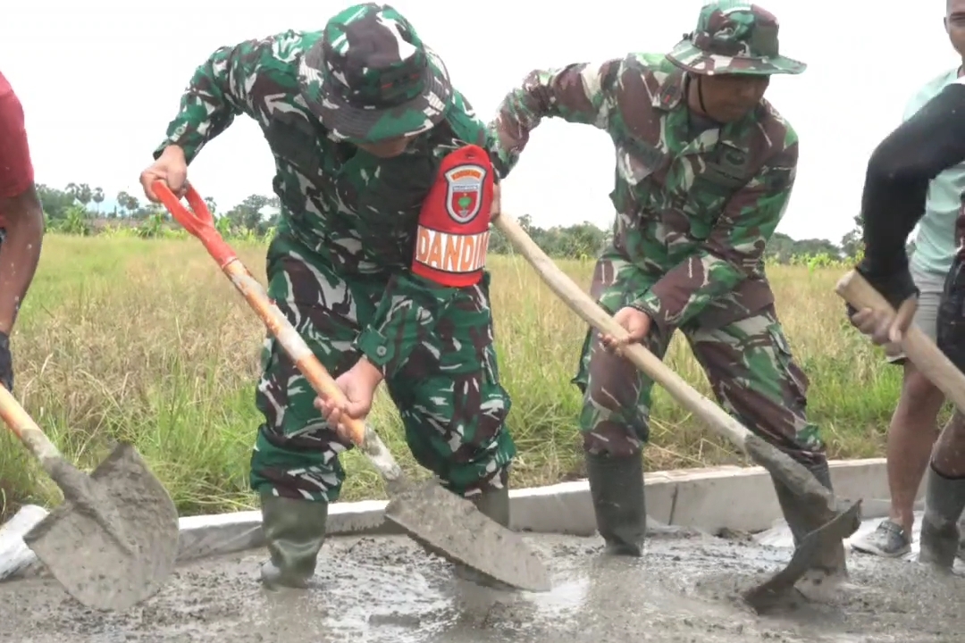 Di Balik Sekop dan Adukan Semen, Dansatgas TMMD Ke 128 Turun Tangan Bangun Jalan Harapan Warga