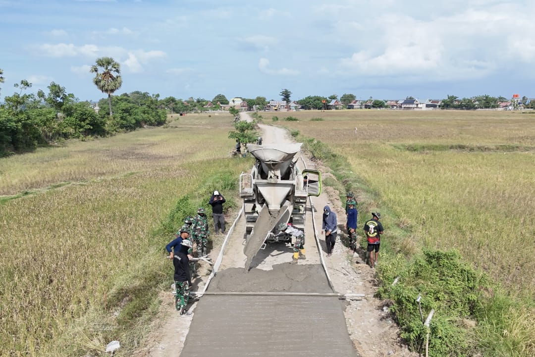 Pengecoran Terus Melaju: Satgas TMMD ke-128 Kodim Jeneponto Capai 800 Meter Jalan Rabat Beton