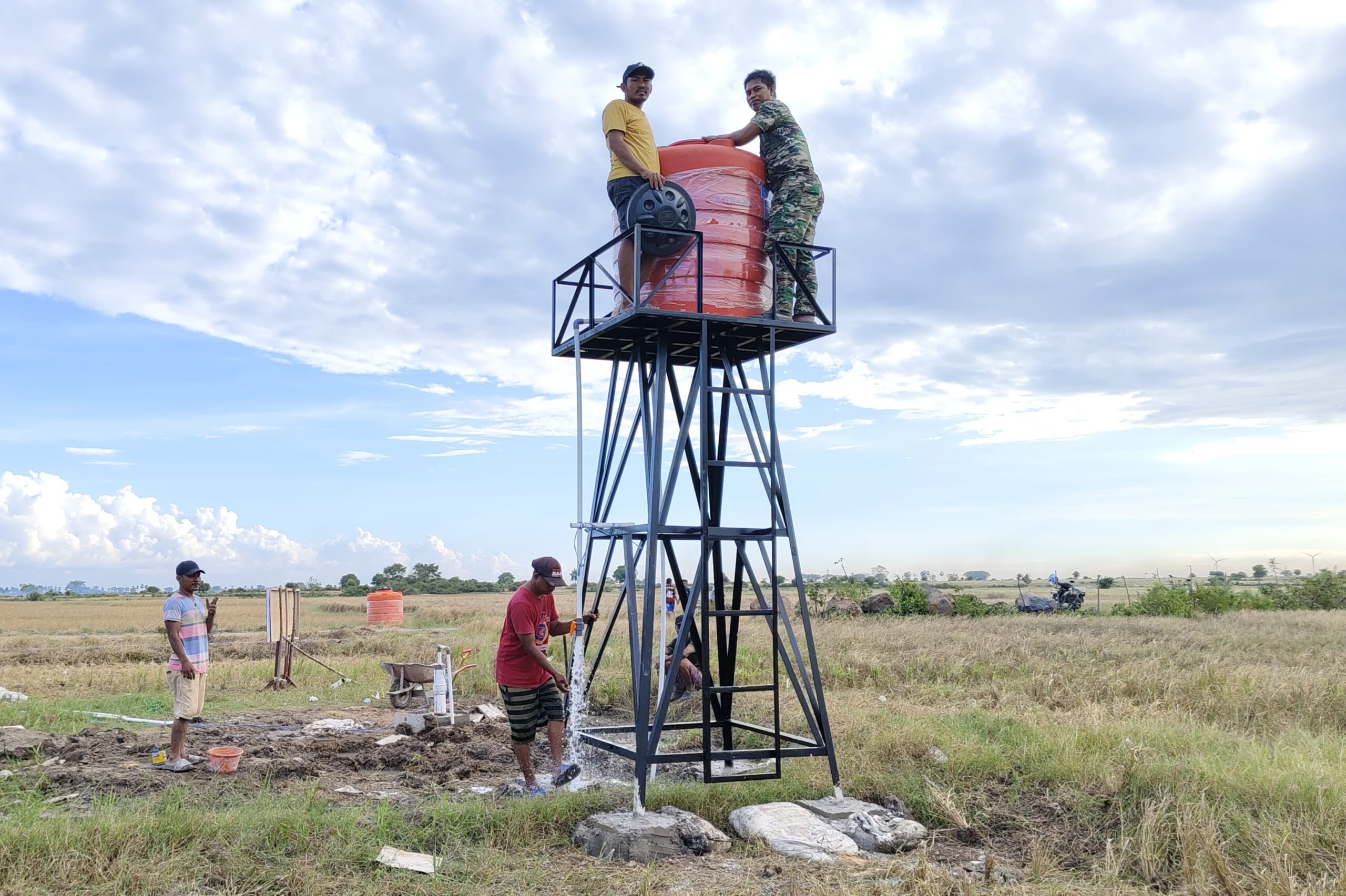 Gotong Royong di Sawah, Satgas TMMD ke-128 Kodim Jeneponto Bangun Harapan Lewat Menara Air Bersih