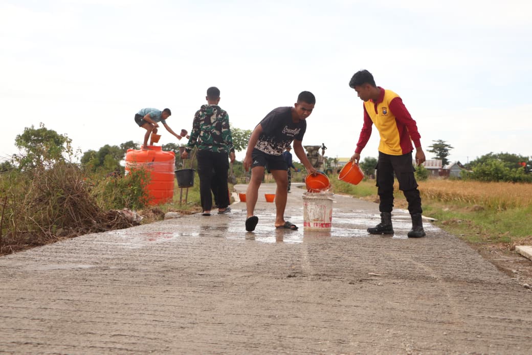 TNI-Polri dan Warga Kompak Rawat Jalan Rabat Beton di TMMD Ke-128 Kodim Jeneponto