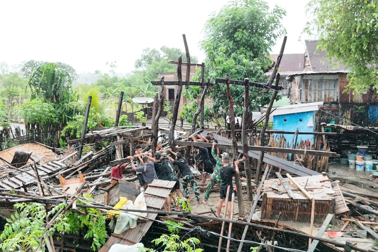 Basah Kuyup di Tengah Hujan, Satgas TMMD ke-128 Kodim Jeneponto Robohkan Rumah Ini Demi Harapan Baru