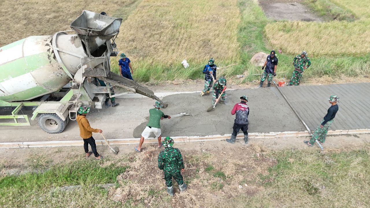 Menuju Garis Akhir! Satgas TMMD ke-128 Kodim Jeneponto Terus Kebut Pengecoran Jalan Desa