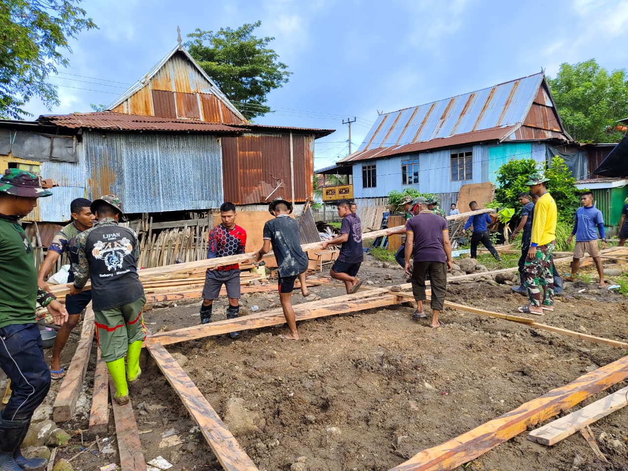 Tahap Awal Pembangunan RTLH, TMMD ke-128 Kodim Jeneponto Lakukan Penyetelan Tiang Rumah Warga