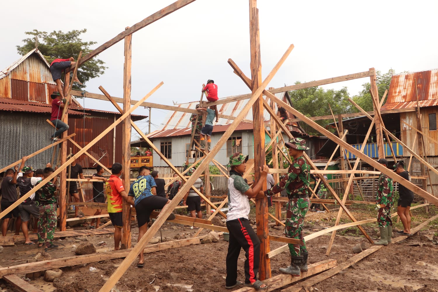 TMMD Ke 128 Kodim Jeneponto: Gotong Royong Tegakkan Tiang Rumah