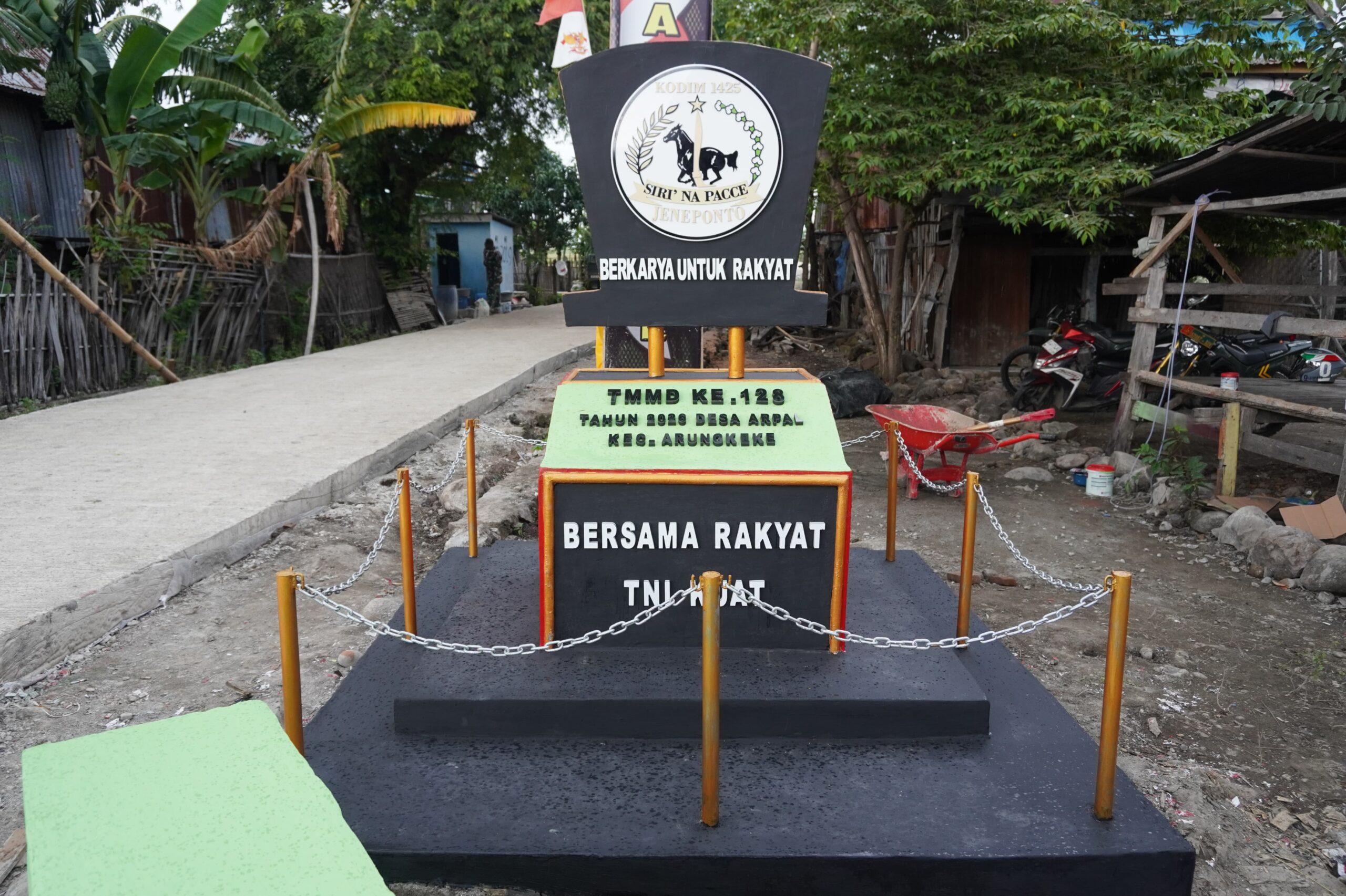Tugu TMMD ke-128 Kodim Jeneponto Berdiri Kokoh di Titik Nol Jalan Rabat Beton, Simbol Pengabdian untuk Rakyat