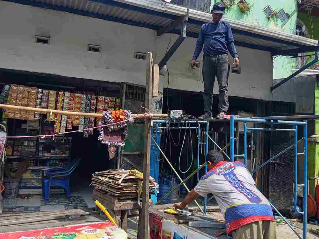 10 Tahun Berdiri di Atas Drainase, Warga Parangloe Bongkar Lapaknya Tanpa Penertiban