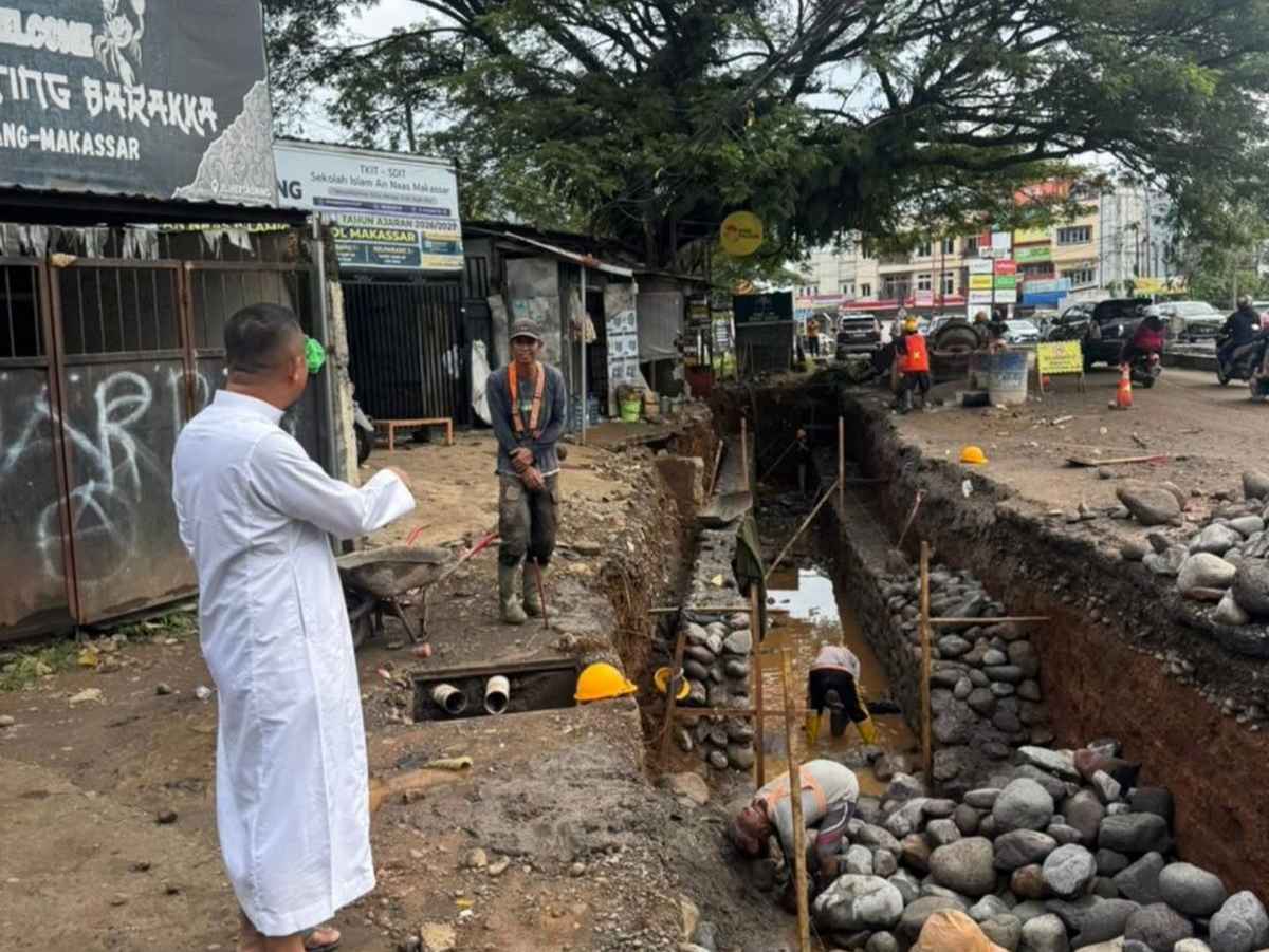 Gubernur Sulsel Pantau Progres Jalan Hertasning, Drainase Diperbesar untuk Atasi Genangan