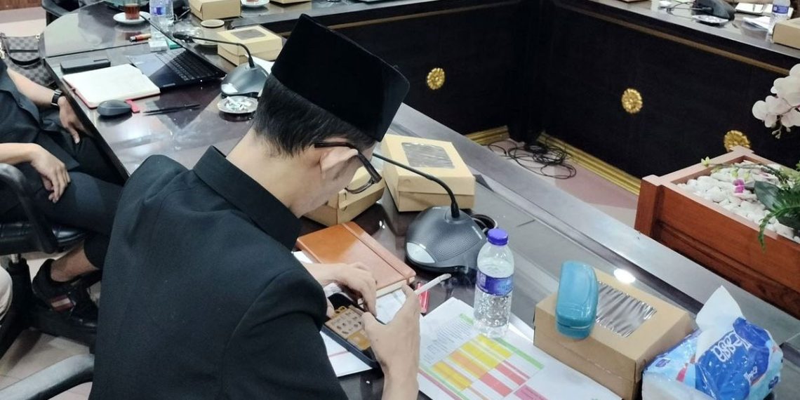 Momen Anggota DPRD Jember Bermain Game Sambil Merokok Ditengah Rapat Dengar Pendapat (RDP)