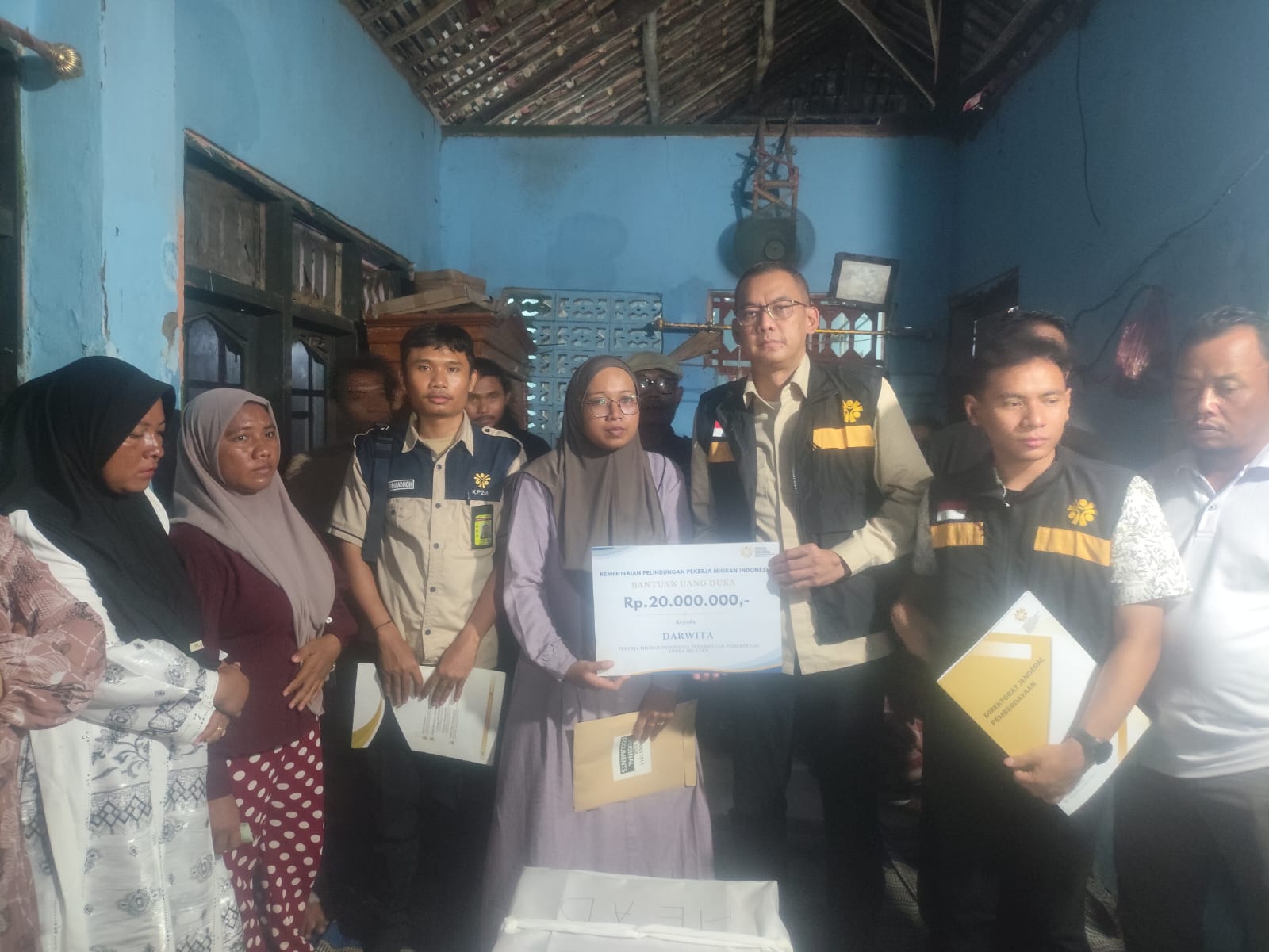 PMI Asal Indramayu Gugur di Busan, KP2MI Serahkan Santunan Rp20 Juta untuk Keluarga