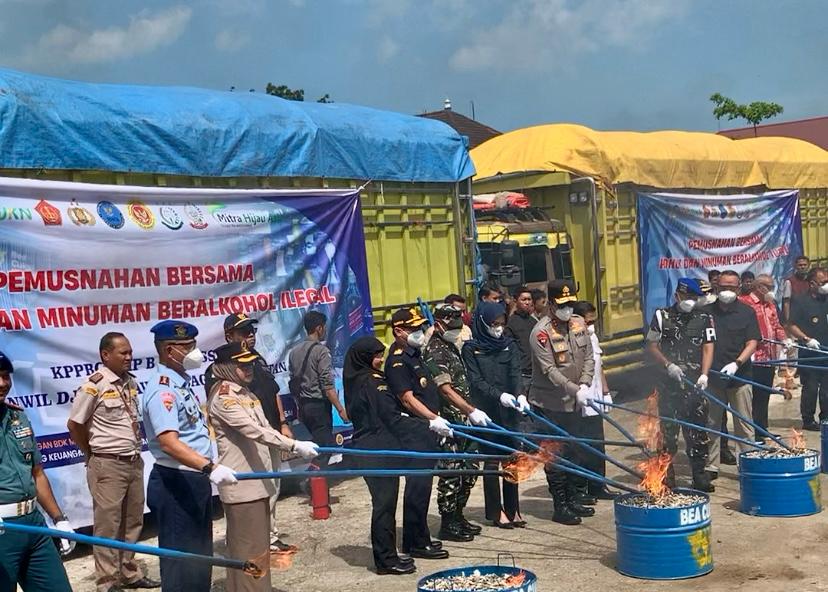 Bea Cukai Sulbagsel Musnahkan 31,9 Juta Batang Rokok dan 1.641 Liter Miras Ilegal