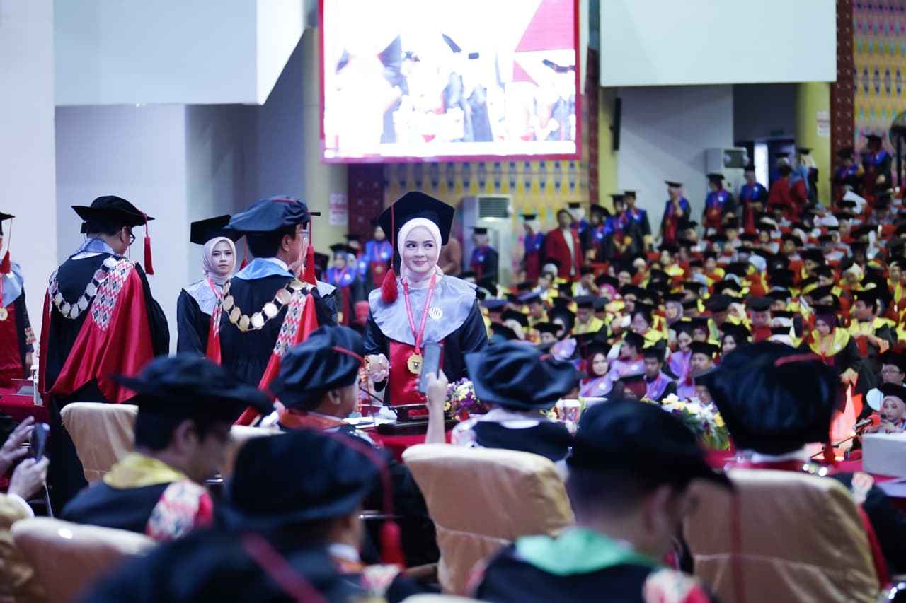 Unhas Lepas 981 Wisudawan untuk Periode Mei 2026