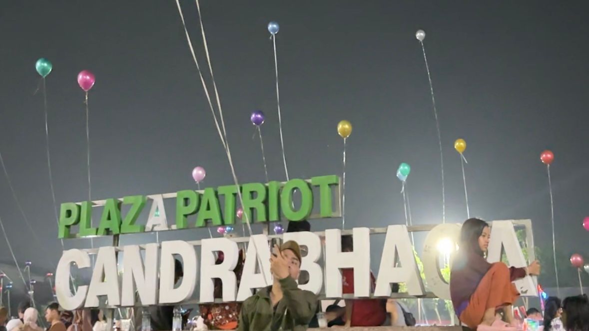Festival Balon Ramaikan Malam Minggu Warga di Plaza Patriot Bekasi