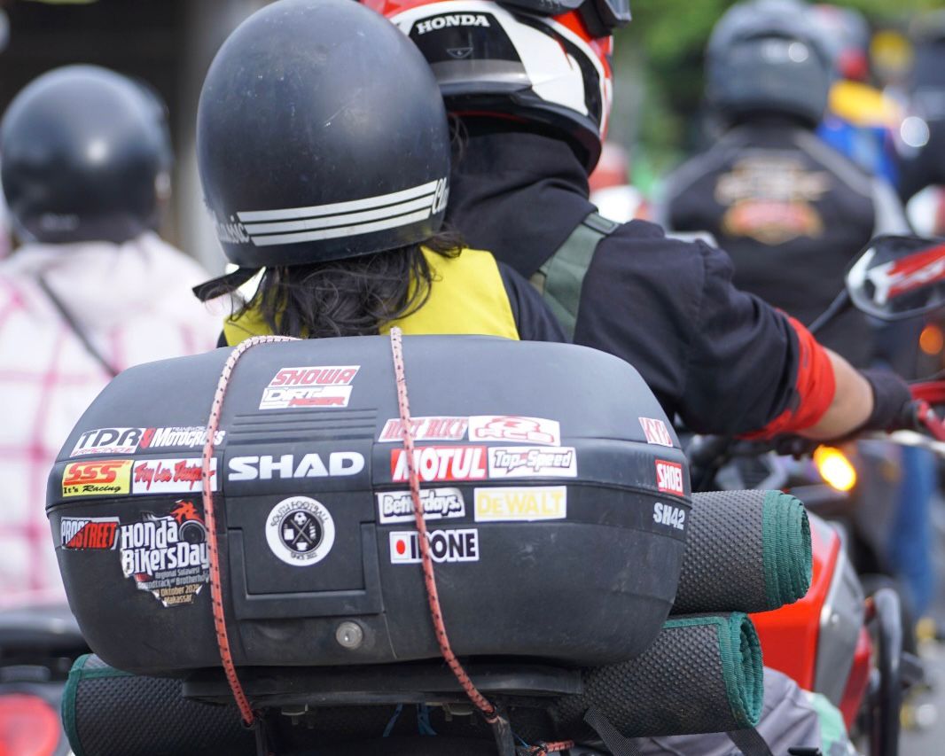 Asmo Sulsel Bagikan Tips Aman Bawa Barang Belanja dengan Sepeda Motor