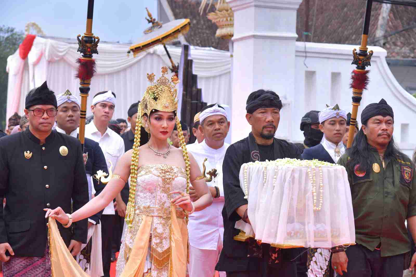 KDM Antar Mahkota Binokasih Kembali ke Museum Prabu Gesan Ulun