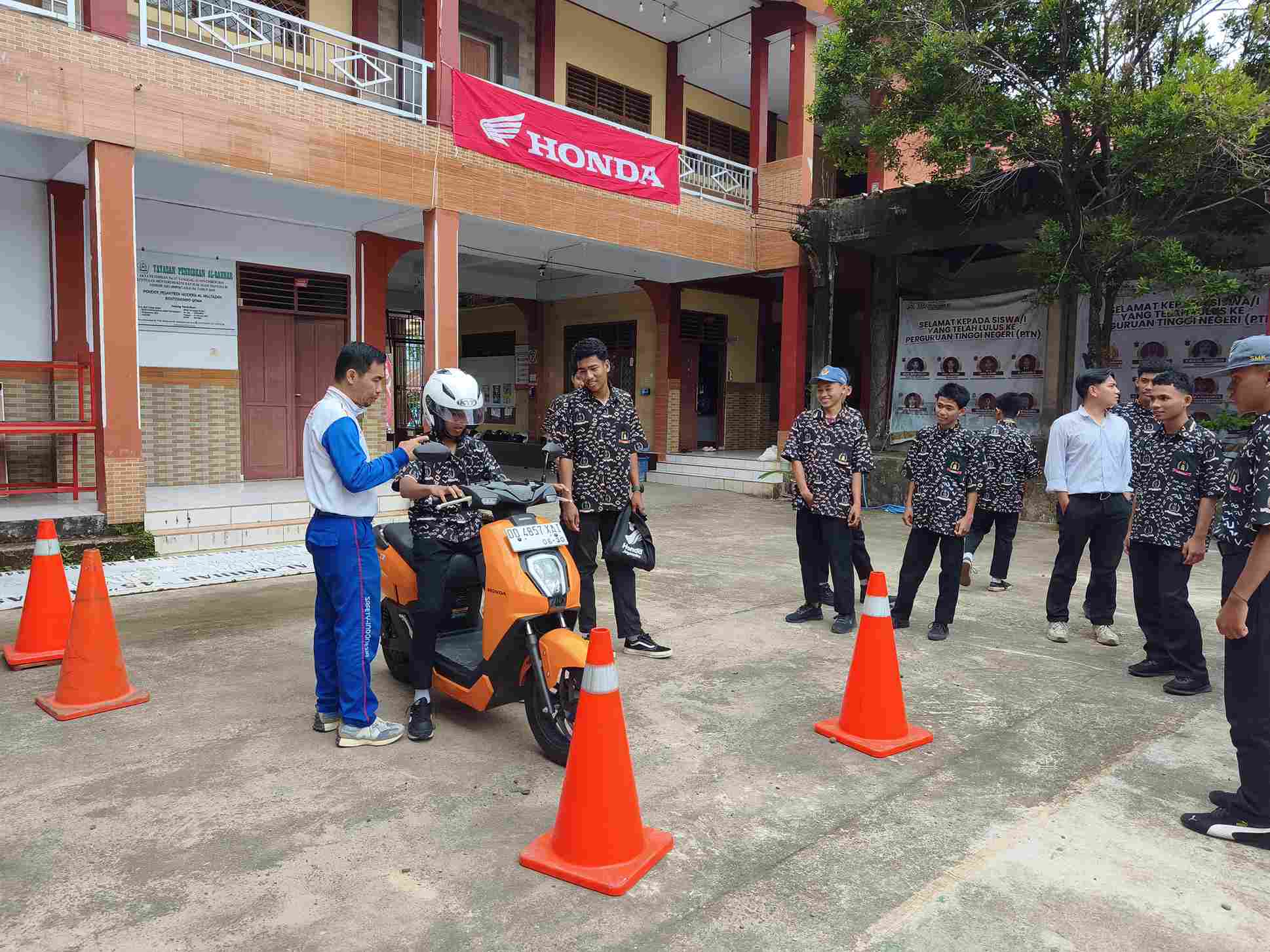 Motor Listrik Honda Icon-e Hadir dalam Edukasi Safety Riding di SMK Tri Tunggal 45
