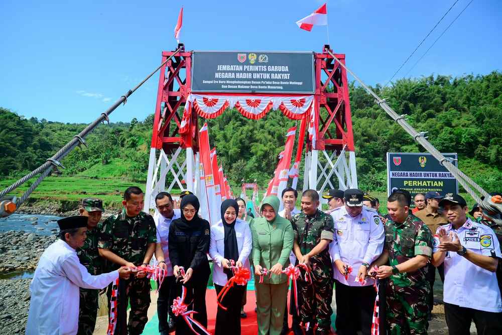 Wagub Sulsel Resmikan Jembatan di Tompobulu, Permudah Akses Warga Menyebrangi Sungai